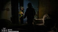 У центрі Рівного горить квартира: на місці працюють рятувальники (ВІДЕО)