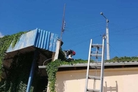 «А я на сонечку лежу», - у Рівному п’яного чоловіка знімали з даху будівлі (ФОТО)
