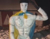 «Снігового супермена» з прапором помітили на Березнівщині (ФОТО)