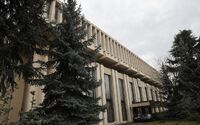 У Варшаві росіянам сказали звільнити приміщення школи при посольстві РФ: поліція виламала двері (ВІДЕО)