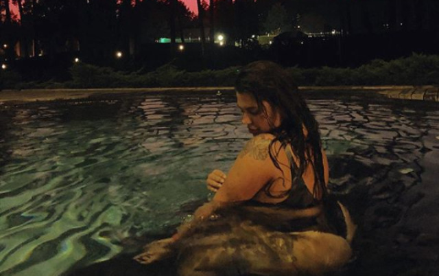 Це фото Олександра Зарицька виклала на ФБ у жовтні цього року, коли її гурт KAZKA дописав останній трек із альбому NIRVANА. Тут вона в Києві, в басейні. Каже "Люблю таку осінь"