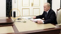 Предмет «аналоговнєтного» походження зафіксували на столі у Путіна (ФОТО)