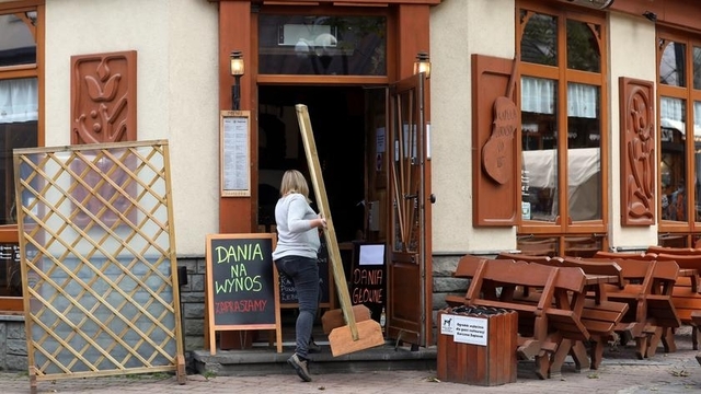 Кафе у Польщі не приймають відвідувачів вже кілька тижнів поспіль. Оголошення біля ресторації закликає купувати страви на виніс.