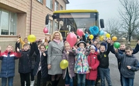 Кому поталанило: 17 нових автобусів почнуть возити дітей на Рівненщині (ФОТО)