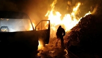На світанку на Рівненщині була пожежа: згорів автомобіль і не тільки (ФОТО)