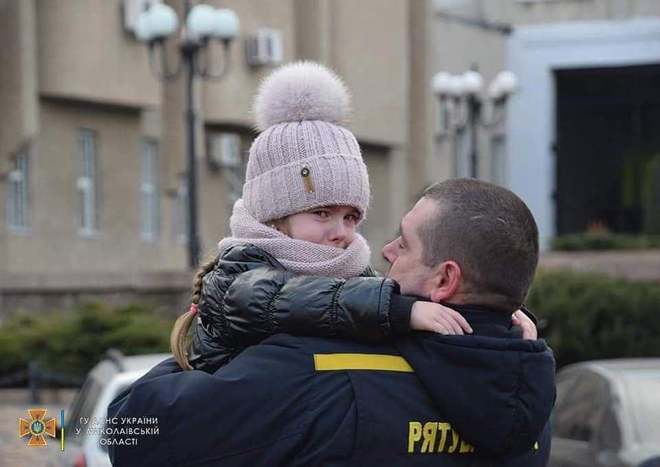 Кадр з евакуації жінок з дітьми з Миколаєва: фото - ДСНС