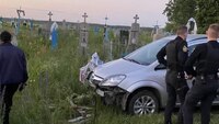 На Березнівщині Opel злетів з дороги на цвинтар. Водію стало зле під час руху