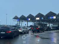 Відсьогодні рух транспорту через кордон частково призупиняють по буднях