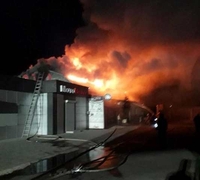 Десятки рятувальників гасили пожежу біля «Авторитма» у Сарнах. На Великдень (ФОТО)