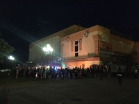 Кілька сотень людей уночі зібралися під Кінопалацом у Рівному (ФОТО)