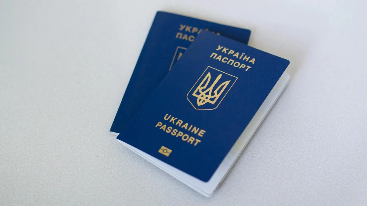 Виїзд за кордон: Які документи потрібні виключеним з обліку