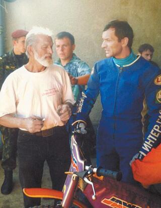 Батько і син. Віктор Трофімов (зліва) з Володимиром Трофімовим. Фото газети "2000"