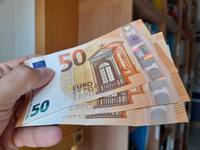 Українців, які отримують зарплату за кордоном перевірятимуть за новими правилами: що змінилося з 1 липня
