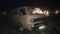 На Рівненщині спіймали молодиків, які поїхали з гостей на вкраденому мікроавтобусі й злетіли у кювет 