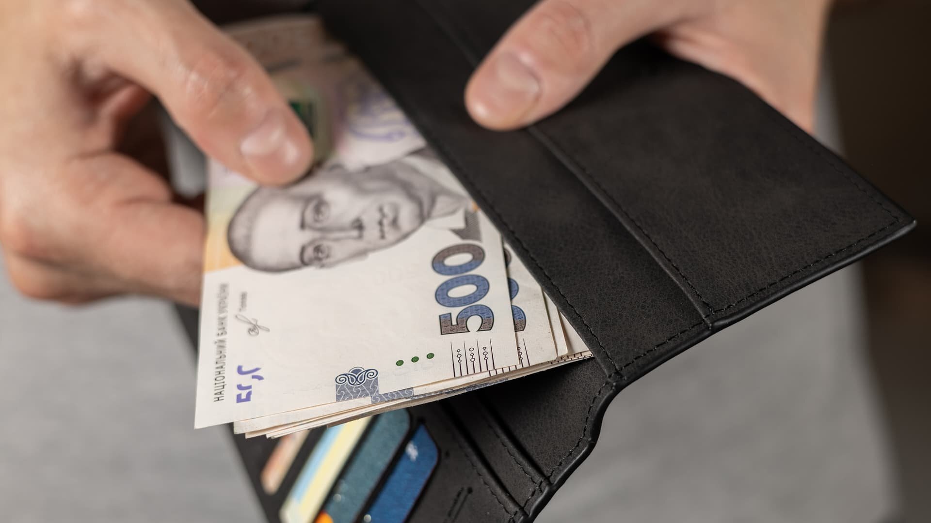 Через кілька днів на картку надійдуть гроші за два місяці: хто отримає виплати