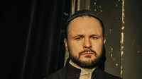 Актор Роман Ясіновський опинився в центрі скандалу після того, як його помітили за кермом таксі (ФОТО)