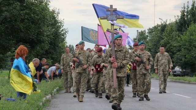 Прощання з загиблим українським військивим. Фото ВВС