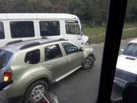 Зіткнення позашляховика та автобуса майже зупинило вулицю у Рівному (ФОТО)