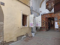 «Самі таке їжте»: Матір двох дітей вимагає закрити «розпусну кондитерську» у Львові (ФОТО)