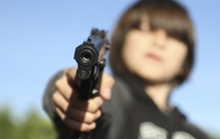 10-річна дитина з пневматичного пістолета вистрелила у голову перехожого