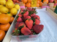Скільки коштує полуниця на рівненському базарі: огляд цін на овочі, фрукти та ягоди