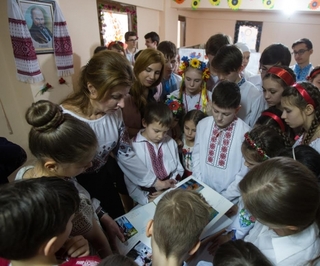 А тут Марина Порошенко в оточені українських дітей, які мешкають у... Стамбулі