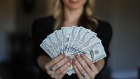 Долар дешевшає на старті тижня: актуальні курси валют в Україні