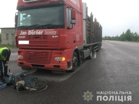 На Рокитнівщині велосипедист загинув під колесами вантажівки (ФОТО)