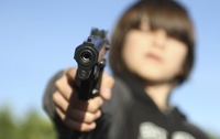 8-річний хлопчик вистрелив у старшого брата: куля потрапила прямо у груди
