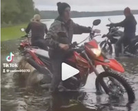 Поліція через соцмережі знайшла хлопців, які мили мотоцикли у Білому озері