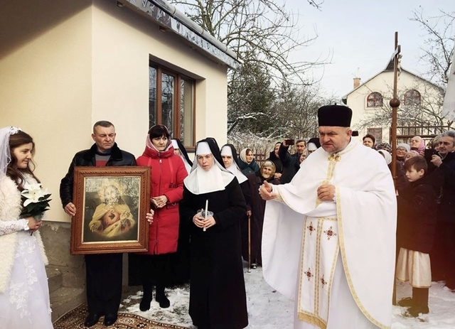 Священик Василь Ковпак і монашки приходять заьирати наречену до храму