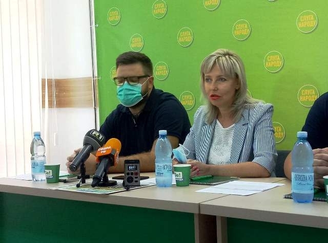 Праворуч - член команди "Слуга народу" та участниця проєкту "Народний кандидат" Олександра Коваленко.