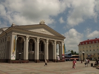 Лавку встановили геть на «козирку» Театру в м. Рівне (ФОТОФАКТ)