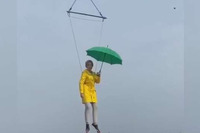 Її могло здути: кандидатка в мери  з парасолькою «літала» над центром столиці (ВІДЕО)