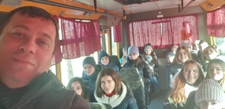 Олег Дацюк робить селфі в автобусі з дітьми