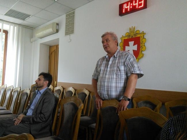На фото справа: головлікар Острозької обласної психіатричної лікарні Павло Маєвський