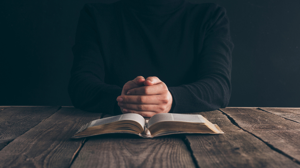 Молитву «Отче наш» віками читали неправильно: в чому криється головна помилка?