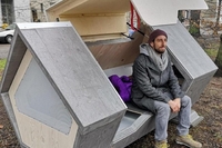Бездомні можуть заночувати у спальних капсулах на вулиці. Чи прижилося б таке у нас?