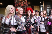 Відомі українці – в унікальних столітніх вишиванках