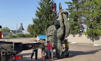 У Рівному зняли радянський пам'ятник (ФОТО)