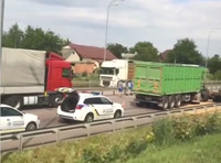 Траса Київ-Чоп частково перекрита: зіткнулися фура і трактор (ВІДЕО)