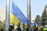 Найбільший прапор України у Рівному підіймали з послом Латвії (ФОТО)