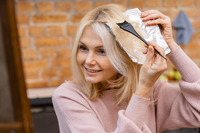 Мити чи не мити голову перед фарбуванням волосся — фахівці поділилися секретом