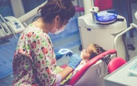 Скандал під Києвом: стоматологи без згоди матері видалили дитині відразу 12 зубів (ВІДЕО)