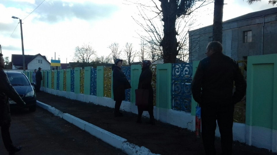 Фото зі сторінки адвоката Валентина Дупака. Батьки призовників стоять біля пункту призову в Здовбиці. Серед них і Тамара Буткевич.