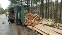 Вантажівка з дерев’яними дошками перекинулася на Рівненщині (ФОТО)