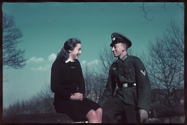 Німецький військовий з дівчиною. Місце зйомки невідомо. Приватна колекція Артура Бондаря