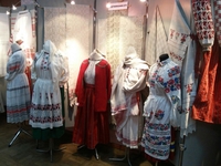 У Рівному представили колоритну колекцію вишитого українського одягу та рушників (24 ФОТО)