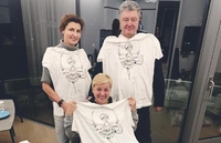 Петро Порошенко повіз у Лондон рівненські футболки (ФОТО)