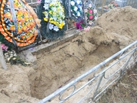 «Бо вона вві сні просила забрати склянку»: на Рівненщині син розкопав могилу матері (ФОТО)